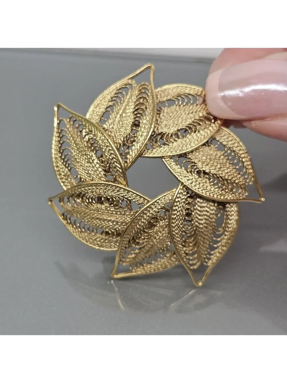 Filigree Leaf Wreath Brooch Layered Dimensional Gold Tone Open Work Vintage 2